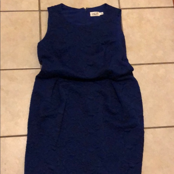 Eliza J Dresses & Skirts - Embossed flower short sleeve dress full coverage